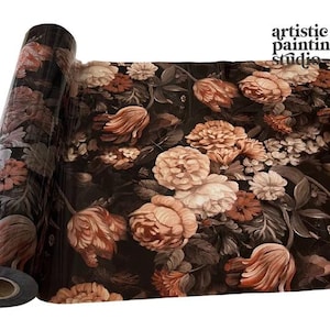 Peut inclure: Un rouleau de film de transfert avec un fond noir orné d'un motif floral dense de roses et de tulipes épanouies dans des tons pêche, rose poudré et crème. Le texte artistic painting studio est imprimé dans le coin supérieur droit.