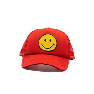 Op de afbeelding: Rode mesh trucker cap met een gele smiley die op de voorkant is geborduurd.