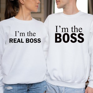 Peut inclure: Deux sweats blancs avec du texte noir. Un sweat-shirt dit "Je suis le VRAI BOSS" et l'autre dit "Je suis le BOSS".