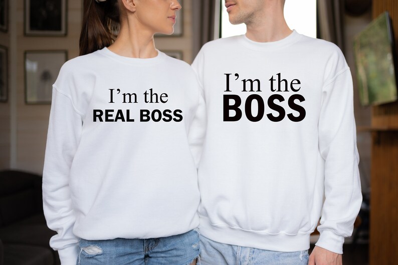 Peut inclure: Deux sweats blancs avec du texte noir. Un sweat-shirt dit "Je suis le VRAI BOSS" et l'autre dit "Je suis le BOSS".
