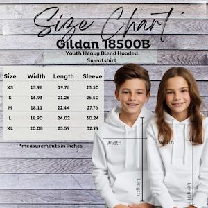 Puede incluir: Tabla de tallas para una sudadera con capucha Gildan 18500B para j&oacute;venes, con medidas en pulgadas. La tabla muestra las medidas de ancho, largo y manga para las tallas XS a XL. Dos ni&ntilde;os llevan la sudadera.