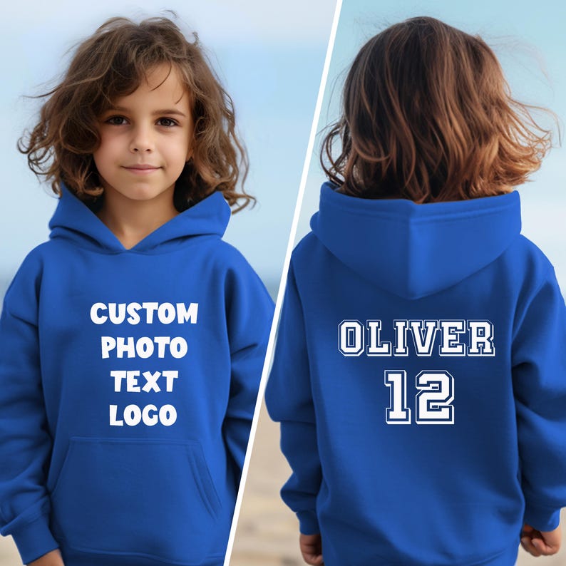 Puede incluir: Una sudadera con capucha azul real con un bolsillo delantero y capucha. La parte delantera de la sudadera tiene las palabras "CUSTOM PHOTO TEXT LOGO" en blanco. La parte trasera de la sudadera tiene el nombre "OLIVER" y el n&uacute;mero "12" en blanco.
