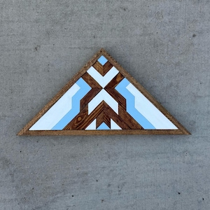 Décoration murale géométrique en bois/suspension murale rustique moderne/ décoration murale en bois personnalisée/triangle bohème décoration d'intérieur/conception géométrique/suspension murale