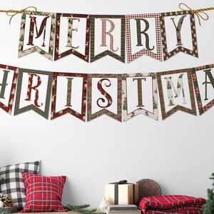 Könnte beinhalten: Ein Weihnachtsbanner mit der Aufschrift "MERRY CHRISTMAS" hängt über einer Holzbank. Das Banner besteht aus rot-, grün- und cremefarbenen karierten und gemusterten Stoffen. Die Bank ist mit Kissen, kleinen Weihnachtsbäumen und einer Laterne dekoriert.