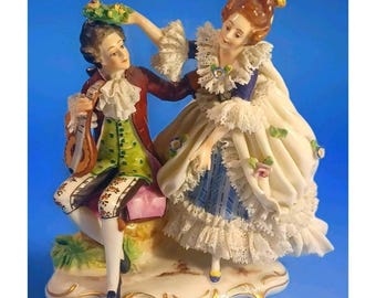 Figura de porcelana antigua de pareja bailando románticamente, estilo Dresde Lace Volkstedt, elaborada con encaje de Volkstedt.