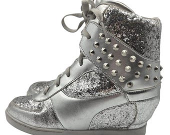 Y2K VTG Apple Bottom Hidden Wedge High Top Sneakers Silver Studded Sz 7.5