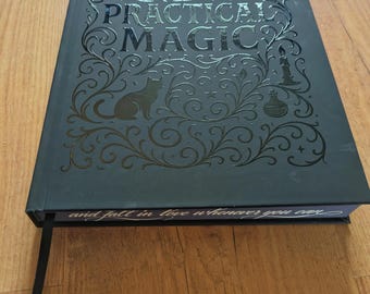 Praktyczna magia, wydanie specjalne, twarda oprawa | Oryginalna historia filmu | Granatowe, natryskowe krawędzie