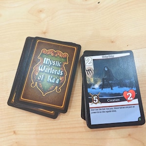 MYSTIC WARLORDS KA'A-kaartspel uit The Big Bang Theory. Leuke, door fans gemaakte game, gespeeld door Sheldon in de tv-show, is een geweldig cadeau om de game te spelen