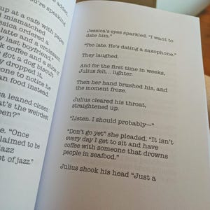 Pu&ograve; includere: Pagine di un libro aperto con testo stampato. Il testo include dialoghi con virgolette come "Voglio uscire con lui" e "Sta uscendo con un sassofono". Il libro &egrave; aperto su una pagina con il numero 41 in basso a destra.