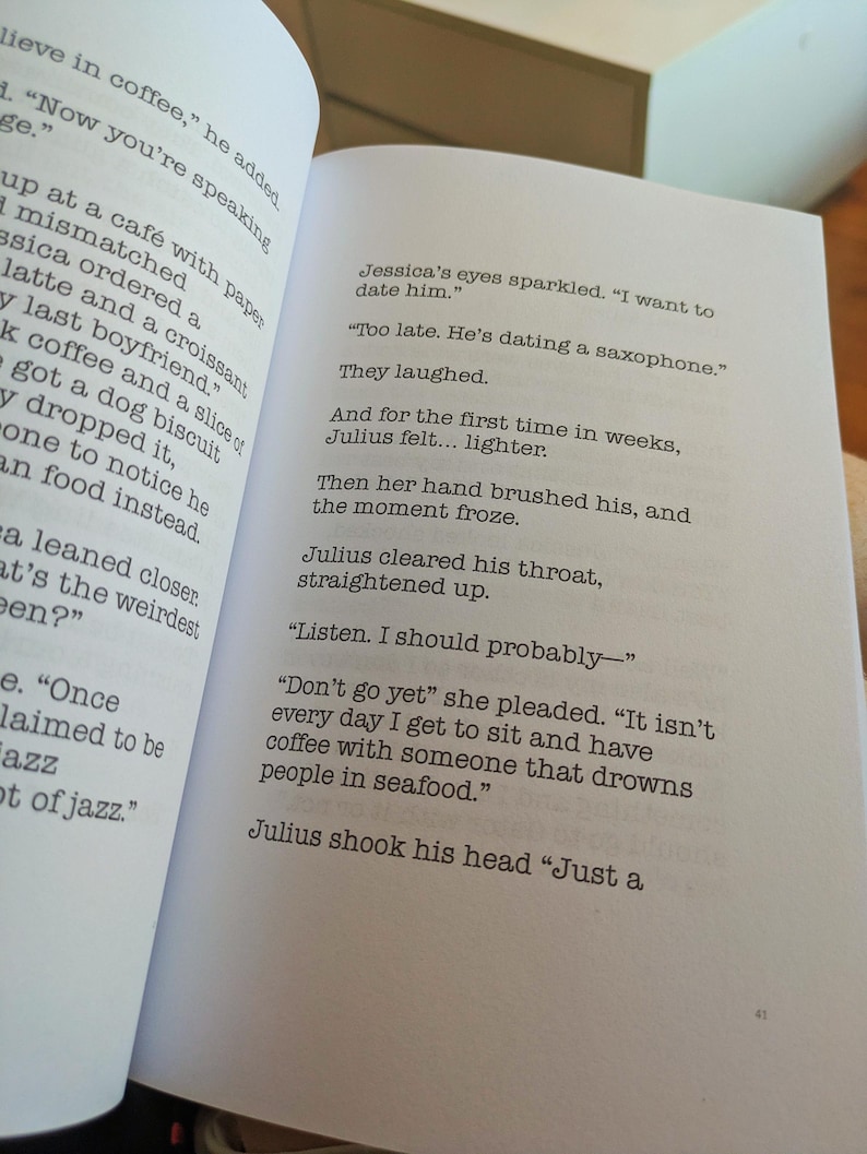Pu&ograve; includere: Pagine di un libro aperto con testo stampato. Il testo include dialoghi con virgolette come "Voglio uscire con lui" e "Sta uscendo con un sassofono". Il libro &egrave; aperto su una pagina con il numero 41 in basso a destra.