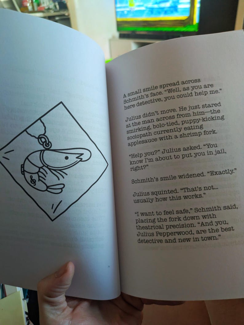 Pu&ograve; includere: Libro aperto con testo e un'illustrazione in bianco e nero di un gambero all'interno di un rombo. Il testo descrive una storia di detective con dialoghi.