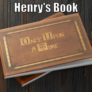 Il était une fois le livre d'Henry. Livre de contes relié de la série télévisée. La méchante sorcière et Blanche-Neige Plus d'autres histoires. Réplique de l'accessoire présent Henry's Book