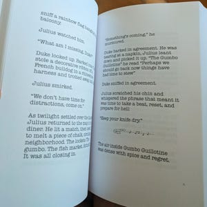 Pu&ograve; includere: Pagine di un libro aperto con testo stampato. Il testo include dialoghi e passaggi descrittivi. Il libro &egrave; aperto su due pagine affiancate, con il testo che occupa la maggior parte dello spazio. Il testo &egrave; in nero.