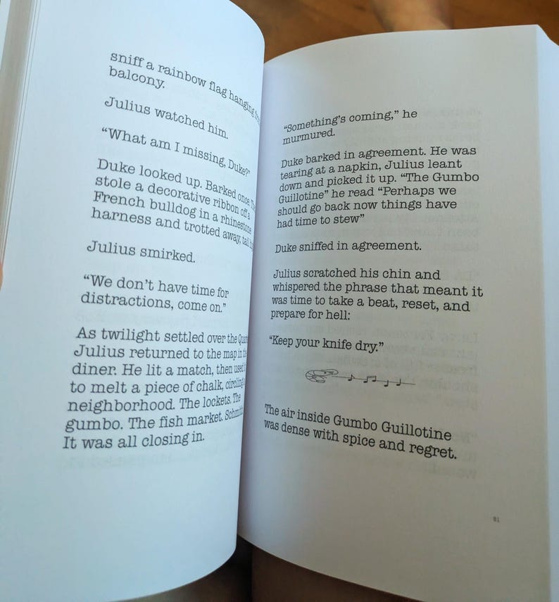 Pu&ograve; includere: Pagine di un libro aperto con testo stampato. Il testo include dialoghi e passaggi descrittivi. Il libro &egrave; aperto su due pagine affiancate, con il testo che occupa la maggior parte dello spazio. Il testo &egrave; in nero.