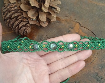 Macrame Choker wih green Labradorite stone beads and golden beads - Diadem - Personalization by color