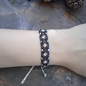 I braccialetti di macramè, i braccialetti, i farmaci lussuosi, i gioielli, i vodonèproničаемый, i ferri, le mughe, le ciocche, bravo