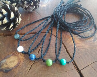 Macrame mini hanger met natuursteen labradoriet malachiet maansteen rozenkwarts tijgeroog varisciet turquoise boho ketting