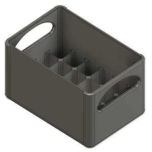 Puede incluir: Una caja de plástico gris con un asa a cada lado y una rejilla de compartimentos en el interior. La caja está diseñada para contener botellas o latas.