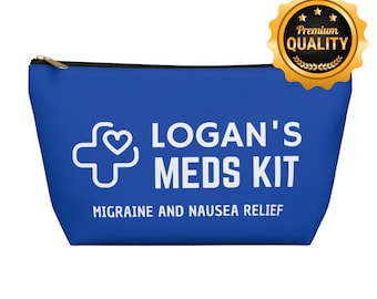 Può includere: Una pochette blu con cerniera con un design a croce e cuore bianco. Il testo "LOGAN'S MEDS KIT" e "MIGRAINE AND NAUSEA RELIEF" è stampato in bianco. Un sigillo dorato a forma di stella con il testo "Premium Quality" si trova nell'angolo in alto a destra.