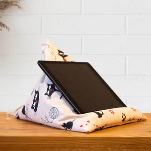 One Tablet Holder Designed For Use In Bed, A G-Shaped Pillow Stand Ideal For Reading Or Watching, A Versatile Pillow Holder For E-Readers, A Universal Phone Stand Suitable For Couches Or Cars, And A