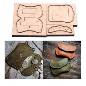 Puede incluir: Un juego de troqueles de corte para carteras de cuero para manualidades. Los troqueles están hechos de madera y tienen una variedad de formas, incluyendo un rectángulo, una forma curva y dos círculos. Los troqueles se muestran junto a tres carteras de cuero terminadas, una verde, una marrón y una verde con una cadena.