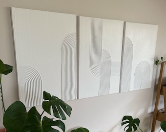 Handgefertigte weiße strukturierte Wandkunst mit abstraktem Design, um Ihrer Einrichtung einen Hauch von moderner Eleganz und Gelassenheit zu verleihen