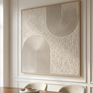 Op de afbeelding: Een groot vierkant wandkunstwerk met een getextureerd gebroken wit oppervlak met twee prominente boogmotieven. E&eacute;n boog bevindt zich rechtsboven en de andere linksonder, beide samengesteld uit verhoogde, parallelle verticale lijnen.