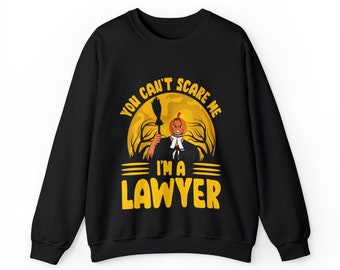 Peut inclure: Sweat-shirt noir avec un avocat à tête de citrouille tenant un balai devant une pleine lune. Le texte dit "You can't scare me I'm a lawyer".