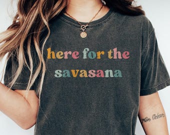 Camiseta para amantes del yoga, sarcástica, aquí para la savasana, colores retro cómodos, divertida camiseta de fitness, instructor de yoga, meditación y positividad.