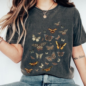 Boho Schmetterling Shirt, Trendy Comfort Farben TShirt, Motte T-Shirt Geschenk, Vintage Grafik Botanisches T-Shirt, Cottagecore Academia Fairycore Shirt