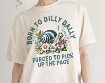 Comfort Colors T-Shirt mit lustigem Spruch – Schneckenmotiv „Born to Dilly Dally“, Retro-Humor, sarkastisches Top, Meme-Geschenk für Frauen