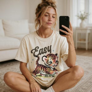 Camiseta Easy Tiger – Camiseta Vintage Comfort Colors, Camiseta con Gráfico Retro Sarcástico imagen 7