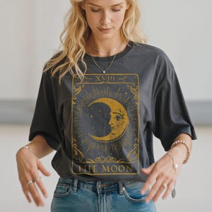 Mond Tarot Shirt Comfort Farben — Vintage Tarot Karten Shirt, Himmlisches Shirt, Witchy Shirt