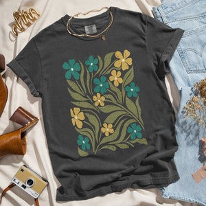 Comfort Colors Boho Flower Shirt, 70s Floral TShirt, Vintage Style Boho Shirt, Retro T-Shirt, Wildflower Tee, Graphic Tee, Art Nouveau Shirt