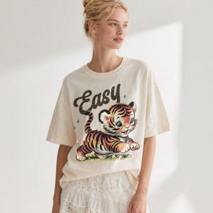 Camiseta Easy Tiger – Camiseta Vintage Comfort Colors, Camiseta con Gráfico Retro Sarcástico imagen 2