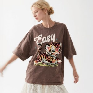 Camiseta Easy Tiger – Camiseta Vintage Comfort Colors, Camiseta con Gráfico Retro Sarcástico Espresso
