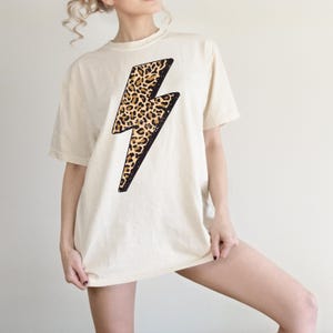 Lightning Bolt Shirt Comfort Colors Cheetah Print Tee Oversized Graphic Tee Preppy T Shirt Women 90s Y2K Aesthetic Vintage Shirt Mom Gift Ivory
