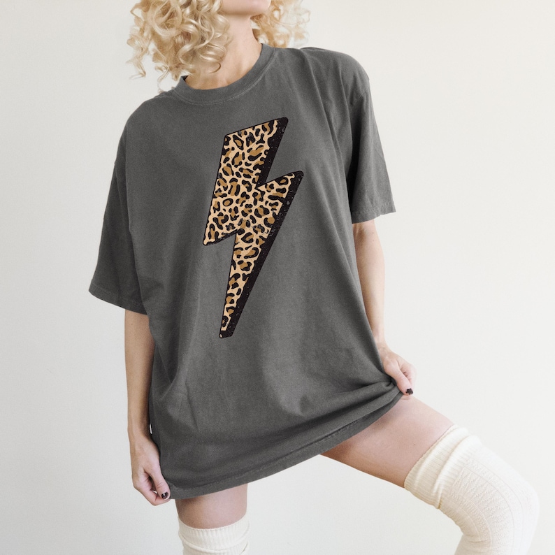 Lightning Bolt Shirt Comfort Colors Cheetah Print Tee Oversized Graphic Tee Preppy T Shirt Women 90s Y2K Aesthetic Vintage Shirt Mom Gift Pepper
