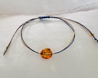 Bracciale in ambra baltica, colore cognac lucido, cordino, doppia corda, minimalista, blu, intrecciato, annodato, sottile, tricheco, scorrevole