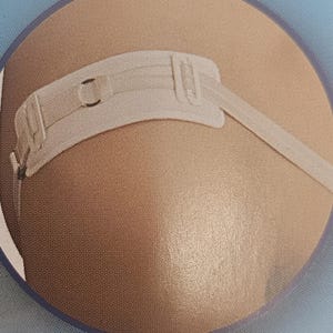 Könnte beinhalten: Weißer, verstellbarer Stützriemen mit einer Schnalle. Der Riemen ist so konzipiert, dass er Schulter oder Arm Unterstützung und Stabilität bietet.