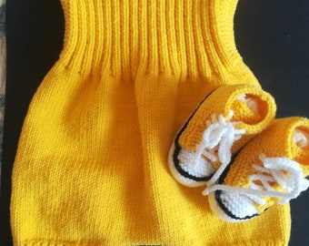 Salopette courte et baskets 3mois fait main au tricot fil acrylique