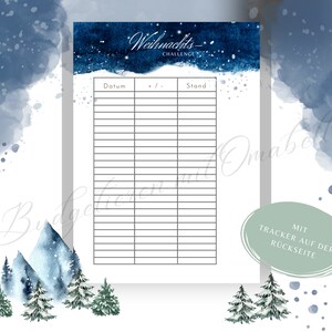 Pu&ograve; includere: Un foglio di carta bianco con un design ad acquerello blu e il testo "Weihnachts Challenge". La carta ha una griglia per il monitoraggio e un'illustrazione ad acquerello di montagne e alberi. &Egrave; presente anche il testo "Mit Tracker auf der R&uuml;ckseite".