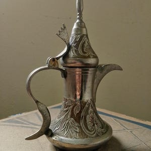 Cafetière arabe vintage en laiton - Grande cafetière Dallah du Moyen-Orient antique, décoration de café islamique, cadeau Boho pour la maison