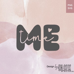 Könnte beinhalten: Ein digitales Design mit dem Wort "ME" in dunkelgrauer, abgerundeter Schrift, mit einem Herzsymbol im "E". Das Wort "time" ist in einer Schreibschrift über dem "ME" geschrieben. Der Hintergrund hat einen Aquarell-Effekt in Rosa- und Pfirsichtönen.