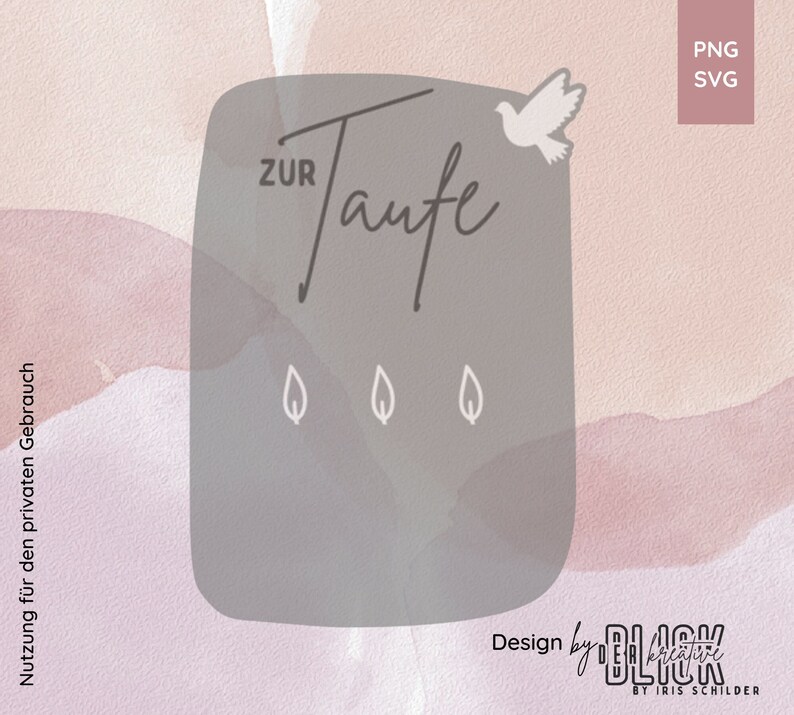 Op de afbeelding: Een grijs rechthoek met de tekst "ZUR Taufe" in cursief schrift. Drie kleine blaadjes bevinden zich onder de tekst. De achtergrond is een aquarel in roze en perzik.
