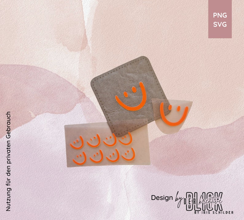 Op de afbeelding: Een set met oranje smiley-stickers op een lichtbruine achtergrond. De stickers zijn in verschillende maten en vormen. De tekst "Design by BLICK creative BY IRIS SCHILDER" staat onderaan de afbeelding.