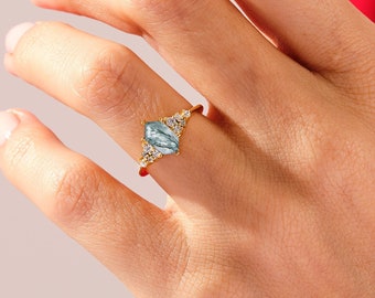 Anello di fidanzamento esagonale lungo in agata muschiata con grappolo di pietre preziose / Anello di fidanzamento con pietre laterali in moissanite / Regalo di anniversario