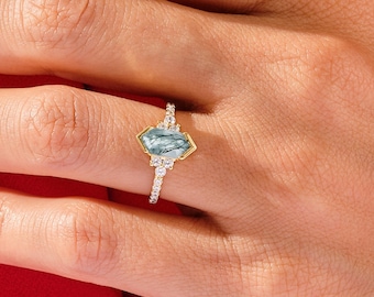 Anello di fidanzamento esagonale lungo in agata muschiata con pietre laterali incastonate a pavé / Anello di promessa in oro 14 carati con pietre laterali in moissanite / Anello con gemma naturale