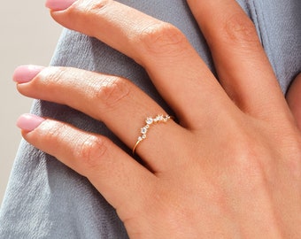 Dainty Curved Simulated Diamond Wedding Ring/ Curved Moissanite Wedding Ring/ Minimalist Wedding Ring for Women/ Curved Cluster Wedding Ring