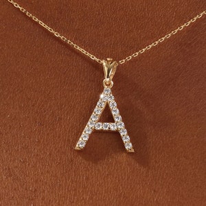 Collar con inicial de moissanita / Collar con letras / Collares con letras iniciales / Regalo de cumpleaños para ella / Letra con incrustaciones de diamantes simulados